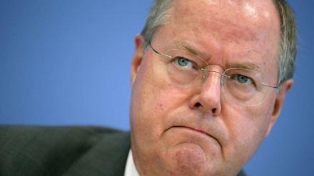 Peer Steinbrück wurde offenbar von einem Ex-Vorstand der Deutschen Post erpresst.