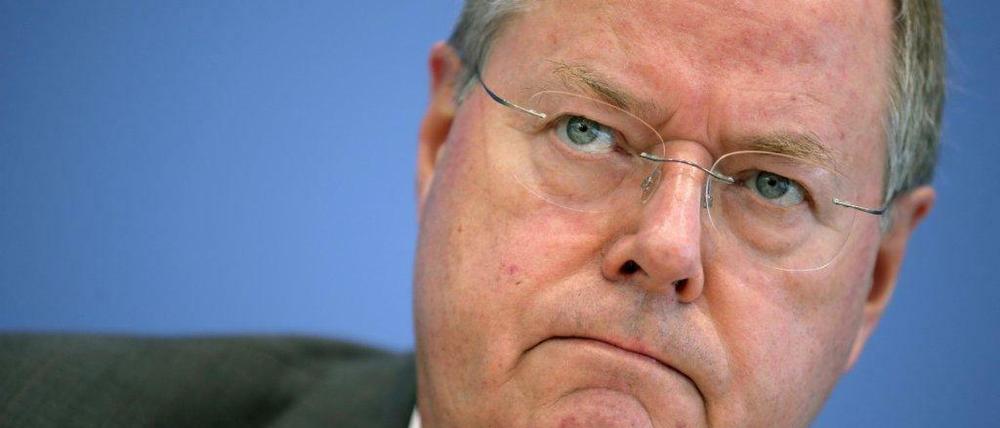 Peer Steinbrück wurde offenbar von einem Ex-Vorstand der Deutschen Post erpresst.
