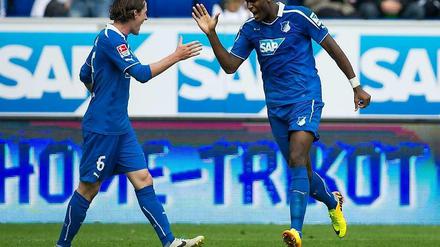 Sebastian Rudy und Anthony Modeste klatschen sich ab.