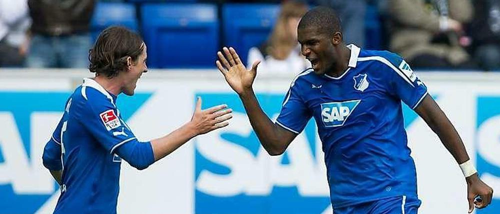 Sebastian Rudy und Anthony Modeste klatschen sich ab.