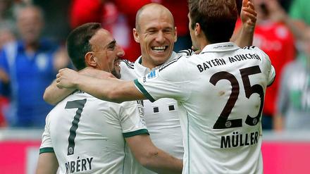 Die magischen Drei: Franck Ribery (l.), Thomas Müller (r.) und Arjen Robben bejubeln das 2:0 von Ribery.