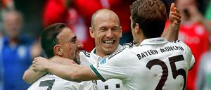 Die magischen Drei: Franck Ribery (l.), Thomas Müller (r.) und Arjen Robben bejubeln das 2:0 von Ribery.