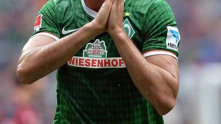Der Bremer Neuzugang Franco di Santo wurde am fünften Spieltag ebenfalls vom Platz gestellt. Der Angreifer traf seinen Gegenspieler mit dem Fuß am Kopf und sah dafür glatt Rot.