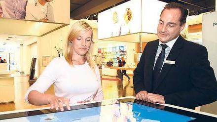 Persönlich. Filialleiter Kemper lädt seine Kunden zum Kaffee ein.