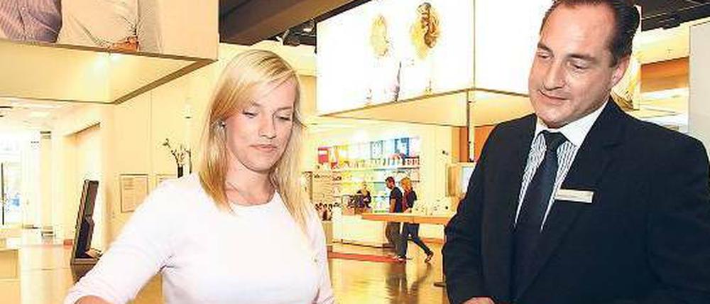 Persönlich. Filialleiter Kemper lädt seine Kunden zum Kaffee ein. 