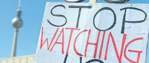 Was guckst Du? Das Demo-Thema inspirierte viele Teilnehmer zu eigenen Plakat- Basteleien. 