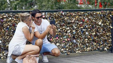 Paar auf der Pont des Arts in Paris.