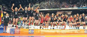 Mit Schwung aufs Treppchen. Nach der ersten Enttäuschung über die Finalniederlage gegen Russland können sich die Deutschen auch über Platz zwei freuen. Foto: contrastphoto