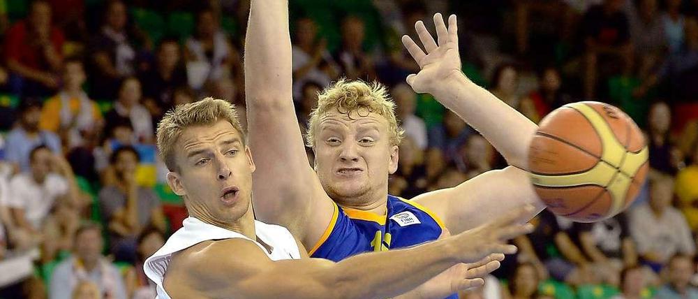 Deutschlands Heiko Schaffartzik (l.) im Zweikampf mit dem Ukrainerball Kyryl Natyazhko.