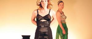 Fassbinders Frauen. Lucy Wirth als Model Karin und Jule Böwe als Designerin Petra von Kant. Foto: Eventpress Hoensch