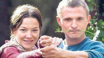 Liebe in schwierigen Zeiten. Julia (Hannah Herzsprung) und Martin (Florian Lukas) wagen einen Neuanfang und ziehen in die Datsche von Martins Freund Görlitz. Foto: ARD