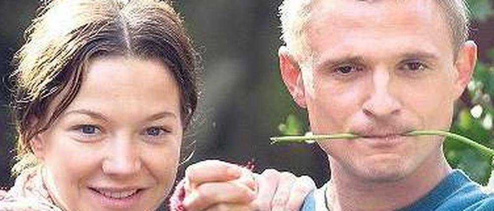 Liebe in schwierigen Zeiten. Julia (Hannah Herzsprung) und Martin (Florian Lukas) wagen einen Neuanfang und ziehen in die Datsche von Martins Freund Görlitz. Foto: ARD