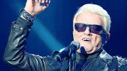Schau mal, da unten: Beim Performen in Berlin behält Heino den Text im Auge.