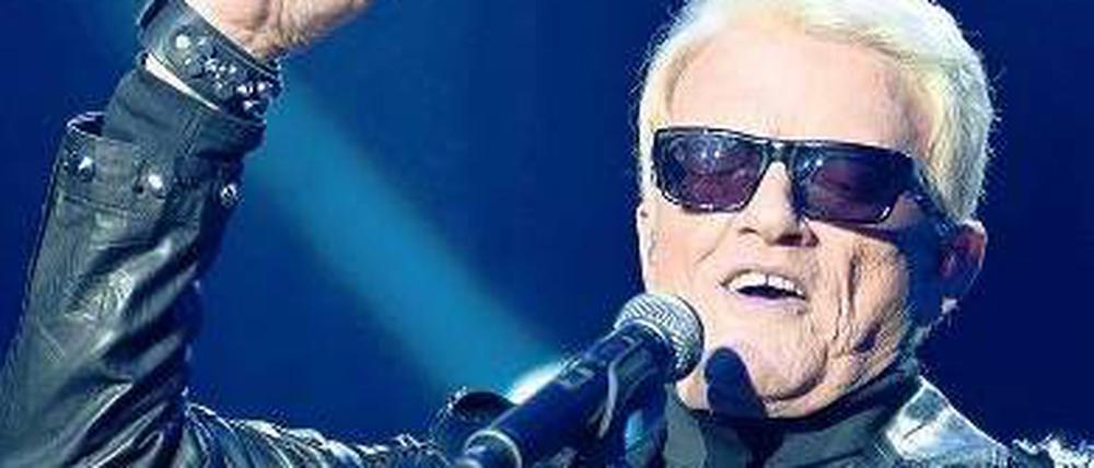Schau mal, da unten: Beim Performen in Berlin behält Heino den Text im Auge.