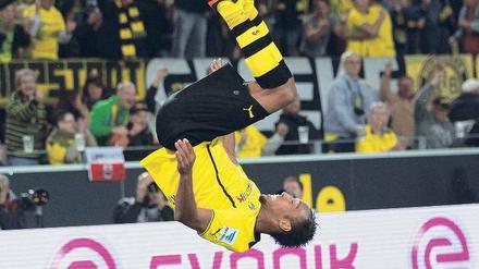 So wie einst Miroslav Klose. Pierre-Emerick Aubameyang feiert seinen Treffer zur zwischenzeitlichen 3:2-Führung. Foto: dpa