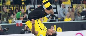 So wie einst Miroslav Klose. Pierre-Emerick Aubameyang feiert seinen Treffer zur zwischenzeitlichen 3:2-Führung. Foto: dpa