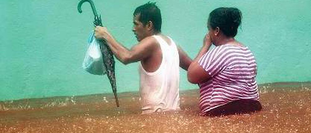 Ein Ehepaar nach Hurrikan Ingrid in den Straßen von Acapulco. Foto: AFP