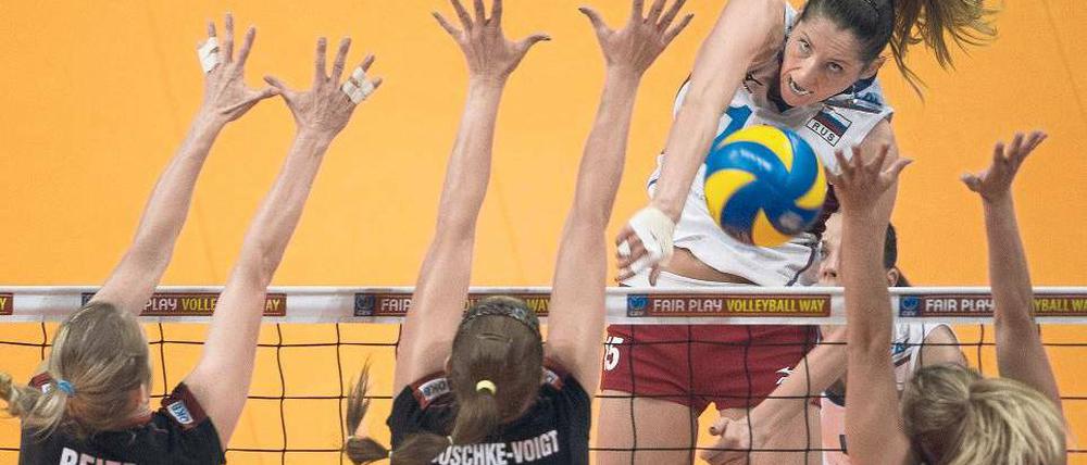 Mitten durch die deutschen Hoffnungen. Weltmeister Russland (im Angriff) profitierte im Endspiel von seiner physischen Überlegenheit.