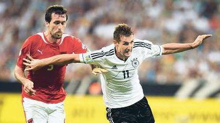 Angriff des Körperkünstlers. Im Alter von 35 Jahren Miroslav Klose längst gelernt, auf seinen Körper zu hören und ihn zu pflegen. Hier hält er den Österreicher Christian Fuchs auf Distanz. 