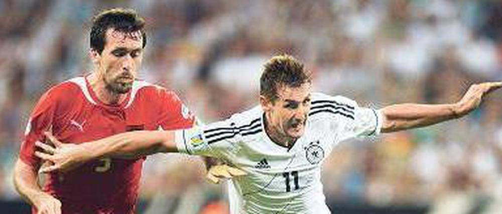 Angriff des Körperkünstlers. Im Alter von 35 Jahren Miroslav Klose längst gelernt, auf seinen Körper zu hören und ihn zu pflegen. Hier hält er den Österreicher Christian Fuchs auf Distanz. 