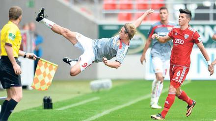 Der große Sprung. Torschütze Sören Brandy und der 1. FC Union sind zum ersten Mal seit dem ersten Spieltag der Saison 2009/2010 wieder Spitzenreiter der Zweiten Liga. Foto: City-Press