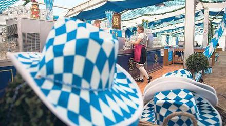 Berlin spielt München. An sich sind die Berliner Landesfarben Weiß und Rot, doch stets im September und Oktober machen sich Weiß und Blau in der Stadt breit. 