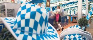 Berlin spielt München. An sich sind die Berliner Landesfarben Weiß und Rot, doch stets im September und Oktober machen sich Weiß und Blau in der Stadt breit. 