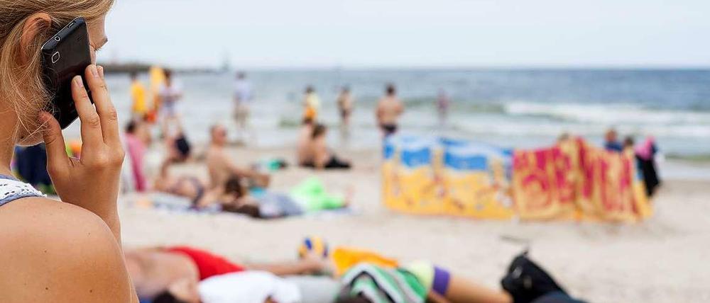 Noch kostet das Telefongespräch aus dem Urlaub mit dem Handy mehr als in der Heimat. Das soll sich ändern.