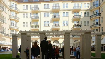 Bezugsfertig. Am Sonnabend fand das Übergabefest mit Schlüsselübergabe für die Wohnungskäufer im Baudenkmal Haus Cumberland am Kurfürstendamm statt.