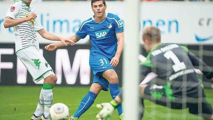 Ausgeguckt. Kevin Volland (Mitte) behauptet sich gegen die Gladbacher Verteidigung und erzielt das zwischenzeitliche 2:0 für die Hoffenheimer. Foto: dpa