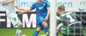 Ausgeguckt. Kevin Volland (Mitte) behauptet sich gegen die Gladbacher Verteidigung und erzielt das zwischenzeitliche 2:0 für die Hoffenheimer. Foto: dpa