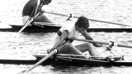 Opfer einer Dopingmentalität: Dem Ruderer Peter-Michael Kolbe (vorne) wurde wie vielen anderen bundesdeutschen Athleten bei den Olympischen Spielen 1976 in Montreal eine besondere Spritze verabreicht. Sie sollte leistungssteigernd wirken, war jedoch kaum erprobt. Kolbe brach kurz vor dem Ziel ein und verlor als amtierender Weltmeister gegen den Finnen Pertti Karppinen.