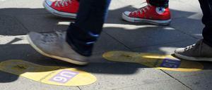 Schritt für Schritt. Seit Monaten müssen Fahrgäste der U6 umsteigen und diesen gelben Fußabdrücken folgen.