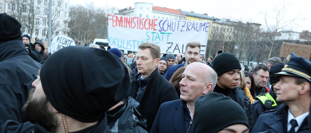 Umringt von Protest: Kai Wegner vergangene Woche beim Senatsbesuch im Görlitzer Park. 