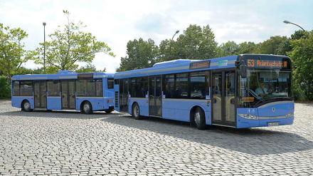 So machen's die Münchener. Vorn der Bus, hinten der Anhänger. Berlin solle das doch mal testen, sagt der Senat.