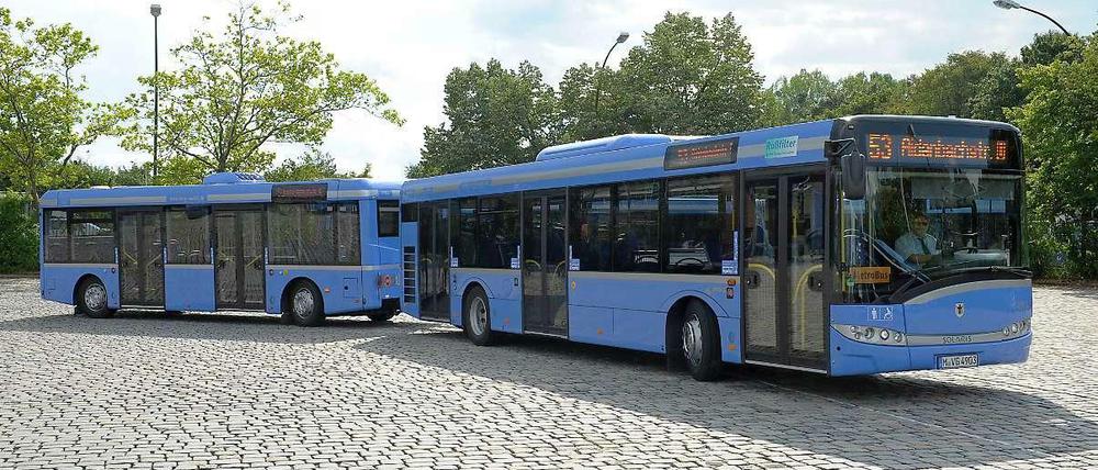 So machen's die Münchener. Vorn der Bus, hinten der Anhänger. Berlin solle das doch mal testen, sagt der Senat.
