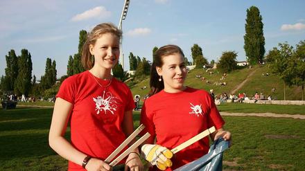 Gemeinsam mit den Schwestern Frieda und Mirjam Oliva haben sie im Mauerpark aufgeräumt.