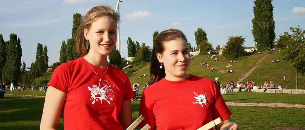 Gemeinsam mit den Schwestern Frieda und Mirjam Oliva haben sie im Mauerpark aufgeräumt.