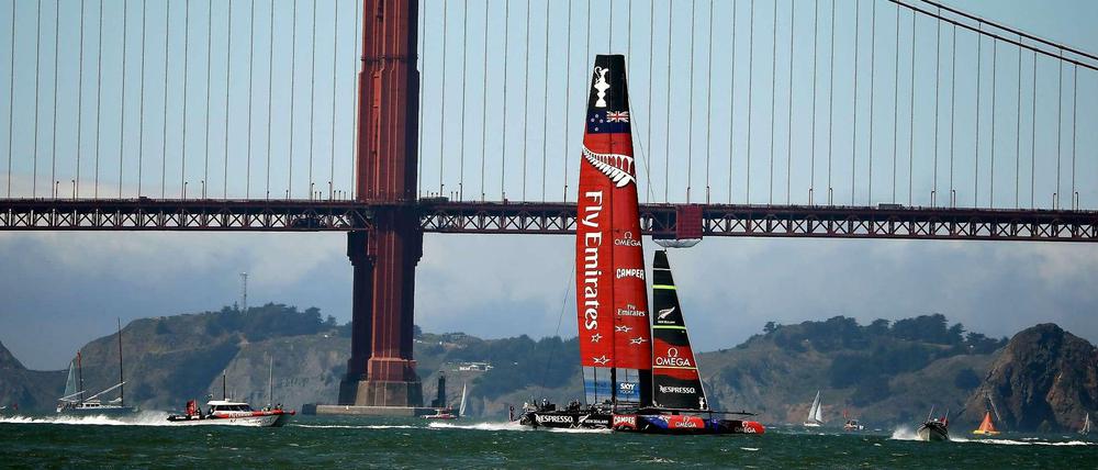 Das Goldene Tor: Das Emirates Team New Zealand vor der Golden-Gate-Bridge in San Francisco.