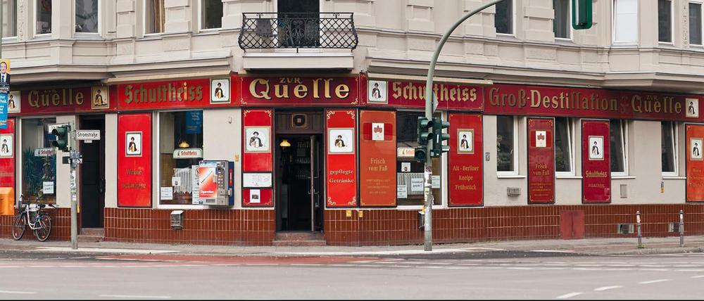 Quellenschutz. Da die Gäste der Moabiter Gastwirtschaft "Zur Quelle" zwar mit uns reden, jedoch meist ungern fotografiert werden wollten, beschränken wir uns bei der Bebilderung unserer Wahlkampfreportage auf Außenansichten und Detailaufnahmen.