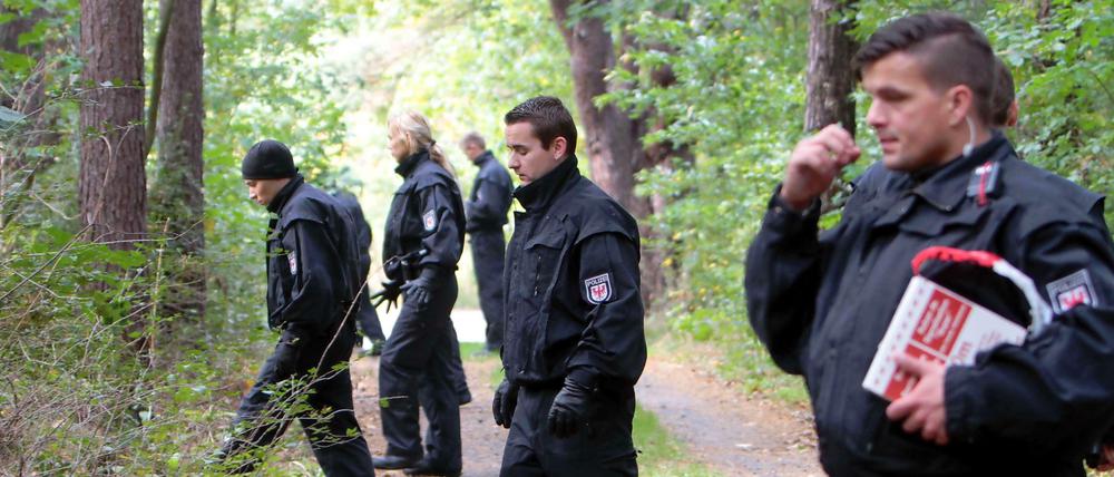 Dutzende Polizisten suchten im Oktober in einem Waldstück nahe Storkow (Brandenburg) nach dem Entführer des Berliner Investment-Managers. Ein halbes Jahr später wurde er nun geschnappt.