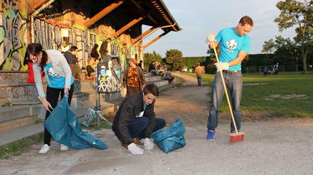 Der Görlitzer Park ist ziemlich dreckig, dagegen kommt kaum jemand an. Trotzdem greifen gerade junge Anwohner heute zu Besen und Müllsack.