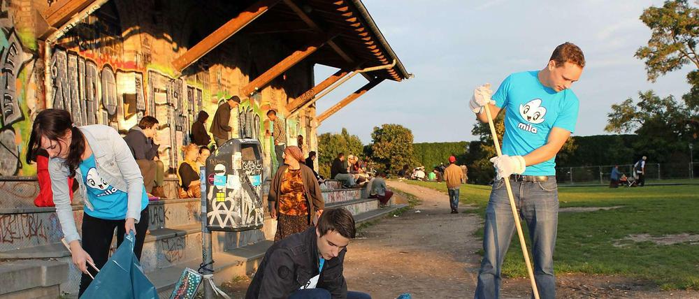Der Görlitzer Park ist ziemlich dreckig, dagegen kommt kaum jemand an. Trotzdem greifen gerade junge Anwohner heute zu Besen und Müllsack.