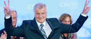 Crazy Horst im Glück und als Sieger. Die Union indes mit Angela Merkel könnte etwas Schlagseite bekommen.