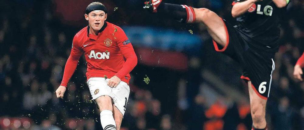 Hart getroffen. Wayne Rooney kommt in dieser Szene nicht an Simon Rolfes vorbei. Trotzdem war er der auffälligste Spieler auf dem Platz – nicht nur wegen seines Stirnbands. Foto: Reuters
