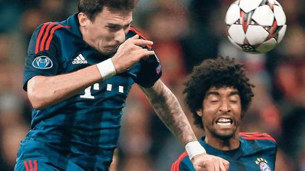 Und jetzt mal mit Wucht. Mario Mandzukic (links) vergab zwei gute Chancen und traf dann per Kopf zum 2:0 für die Bayern. Foto: Reuters