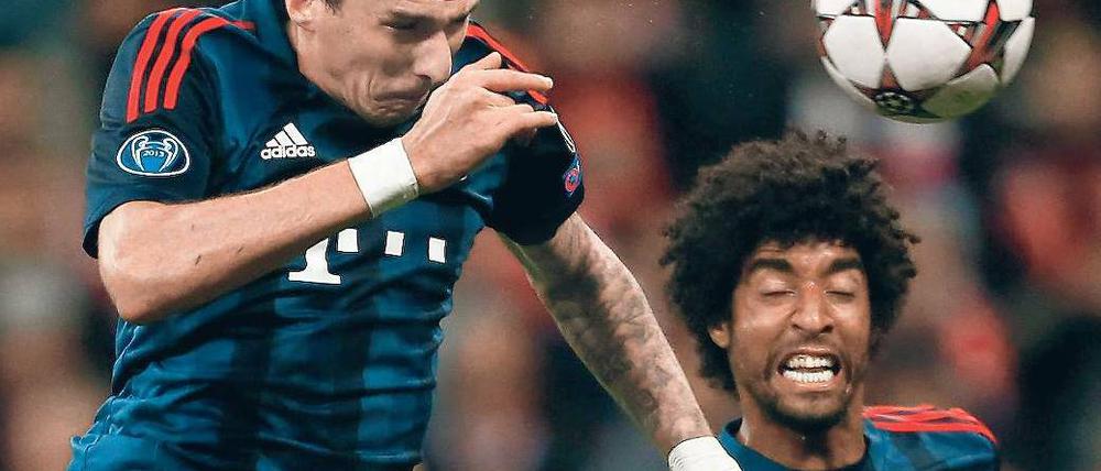 Und jetzt mal mit Wucht. Mario Mandzukic (links) vergab zwei gute Chancen und traf dann per Kopf zum 2:0 für die Bayern. Foto: Reuters