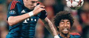 Und jetzt mal mit Wucht. Mario Mandzukic (links) vergab zwei gute Chancen und traf dann per Kopf zum 2:0 für die Bayern. Foto: Reuters