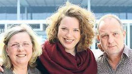 Dreh am Pannenflughafen: Außer Julia Jendroßek (M.) spielen Ramona Kunze-Libnow und Uwe Preuß.