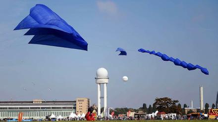 Schwebend über dem Feld. Die Bürgerinitiative "100 Prozent Tempelhof" möchte, dass das Flughafengelände so bleibt, wie es ist.